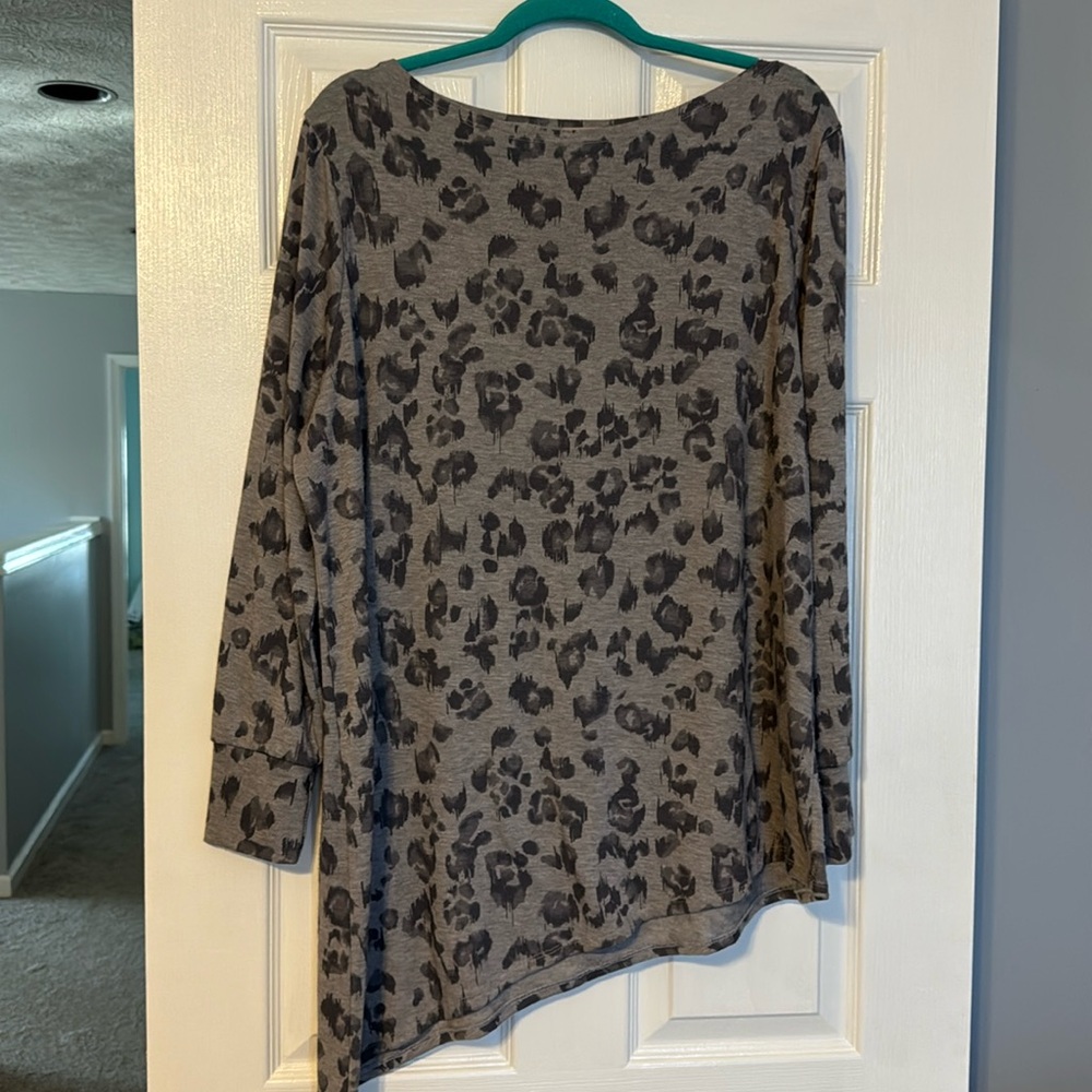 Chico's Plus Leopard print Tunic Long Sleeve Asymmetrical Hem